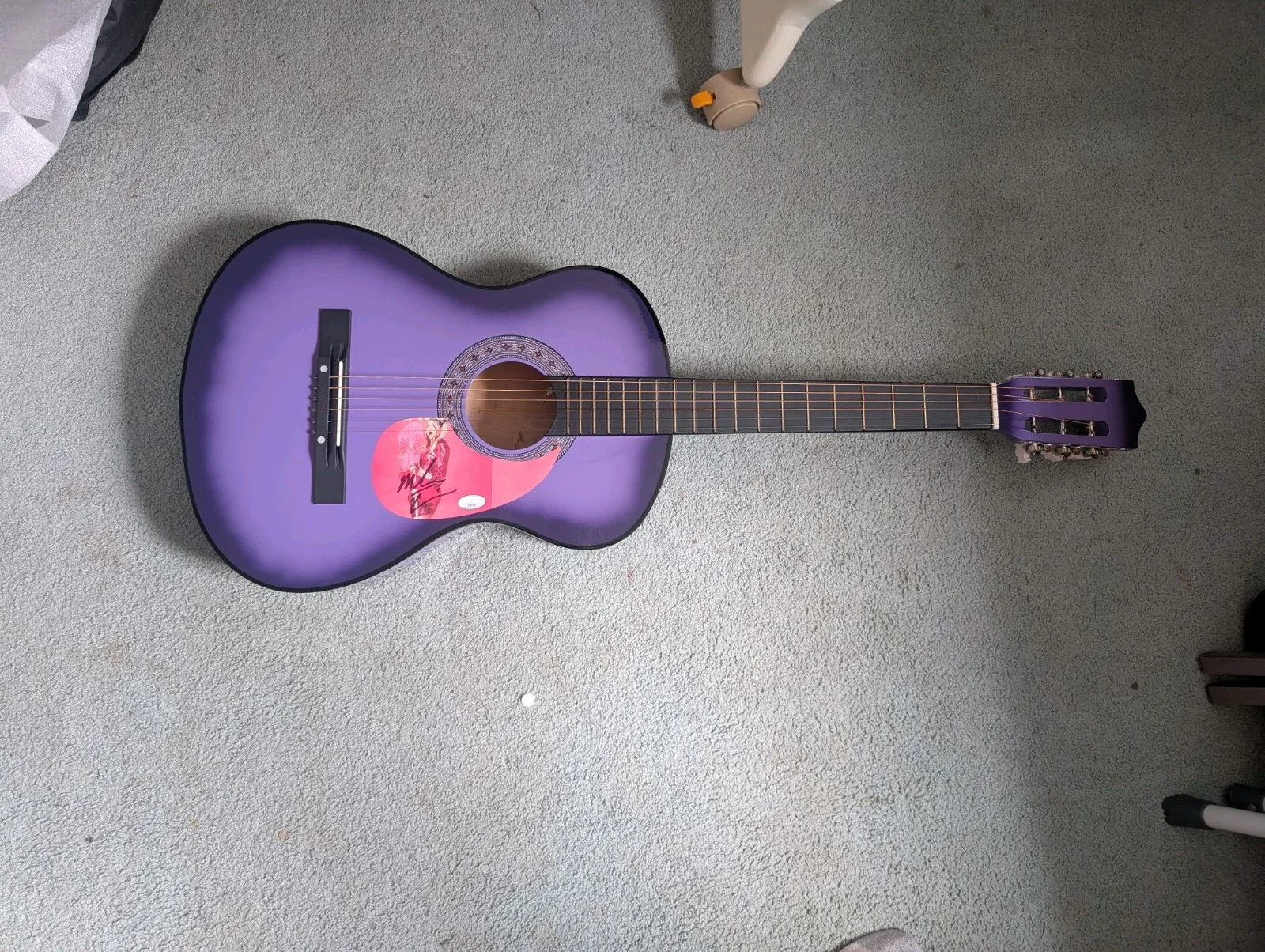 38"Autographed Acoustic Guitar By Meghan Trainor Witnessed By JSA Authentication, изображение 3