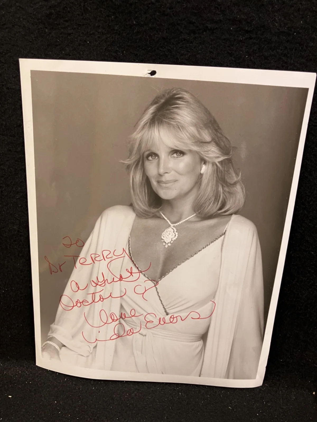 LINDA EVANS — VINTAGE LINDA EVANS SIGNED 8X10 B&W PHOTO