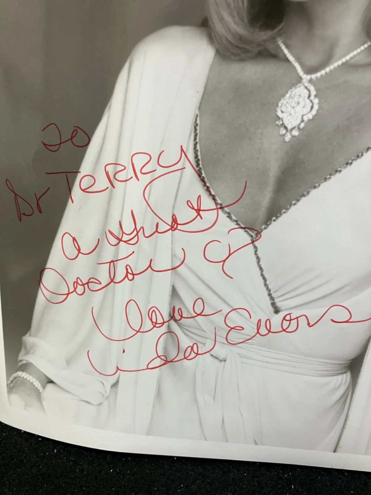 LINDA EVANS — VINTAGE LINDA EVANS SIGNED 8X10 B&W PHOTO, изображение 2