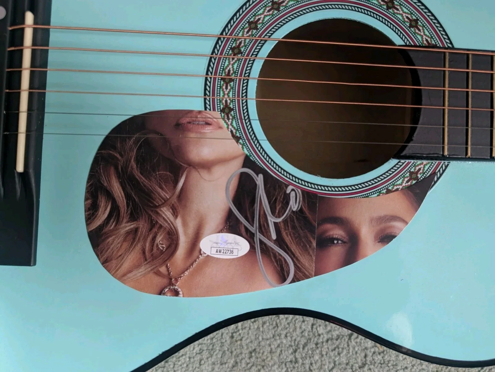 Jennifer Lopez 38“Inch Acoustic Guitar Autographed And Authenticated Through JSA, изображение 2