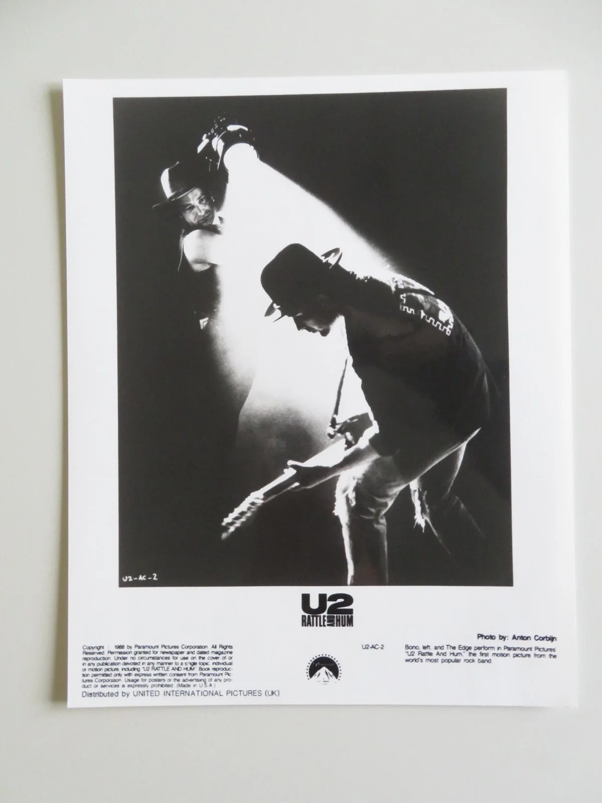 U2: RATTLE AND HUM - B MOVIE STILL PHOTO LOT OF 2 BONO THE EDGE A. CLAYTON 1988, изображение 5