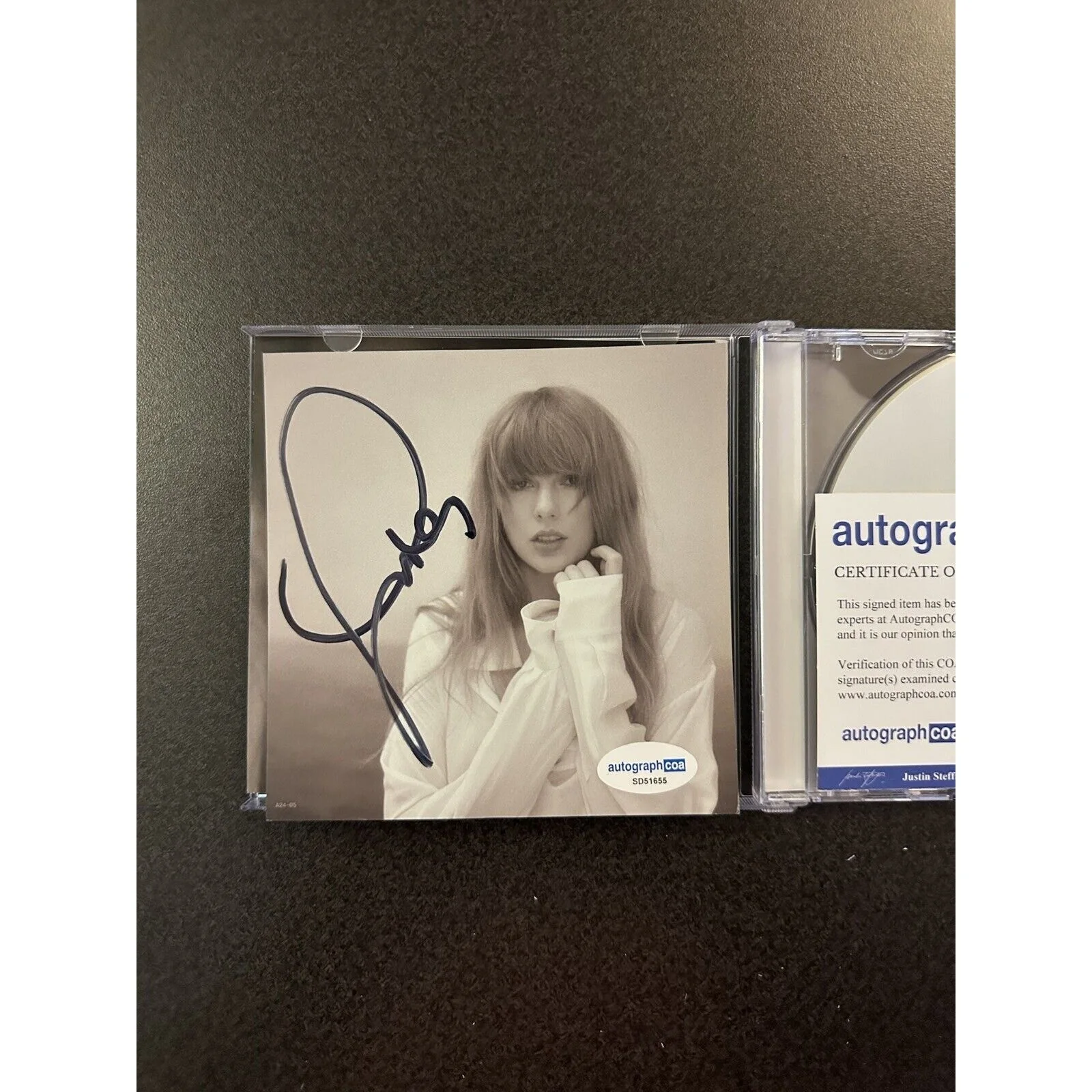 Taylor Swift SIGNED CD Autographed The Tortured Poets Department w/ COA SD51655, изображение 2