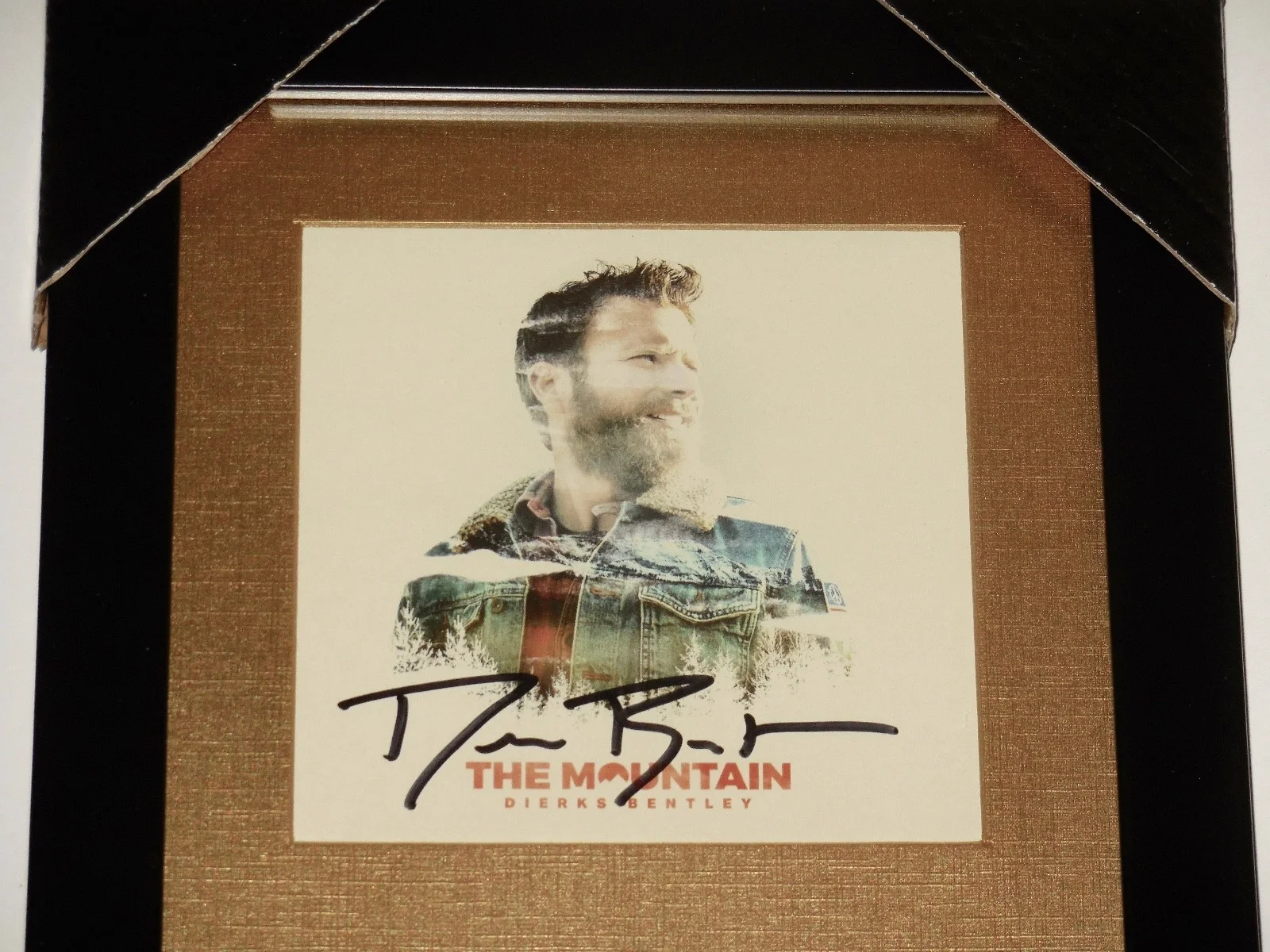 DIERKS BENTLEY AUTOGRAPHED CD COVER (FRAMED & MATTED) - W/ COA! - THE MOUNTAIN!, изображение 2