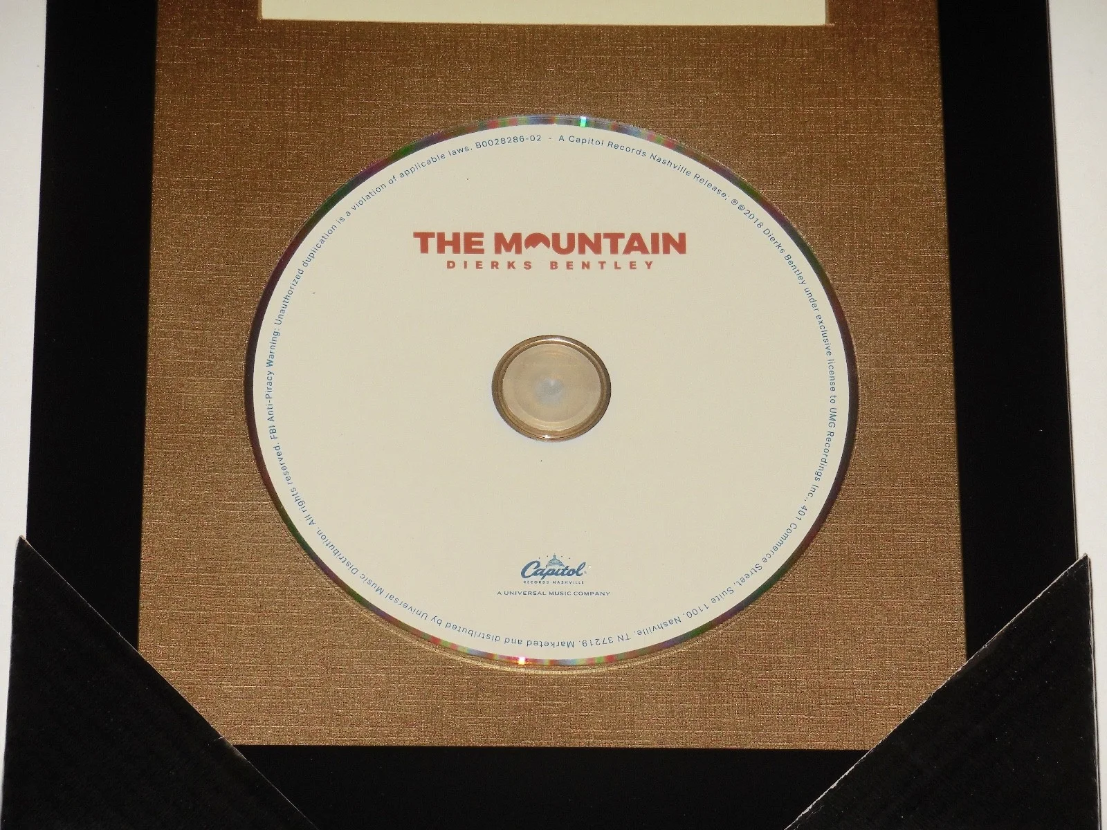 DIERKS BENTLEY AUTOGRAPHED CD COVER (FRAMED & MATTED) - W/ COA! - THE MOUNTAIN!, изображение 3