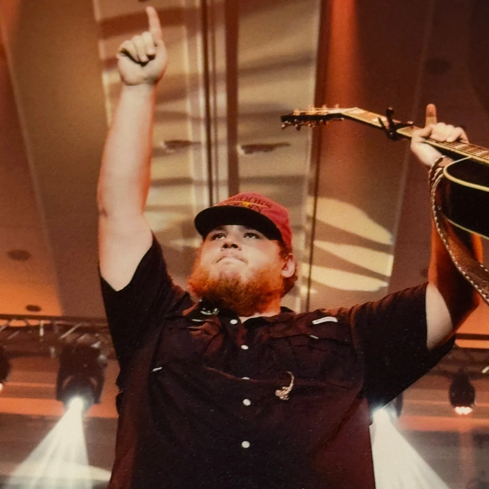 LUKE COMBS SIGNED AUTOGRAPHED 8X10 COLOR PHOTOGRAPH AUTO PHOTO W/ HERITAGE COA, image 2