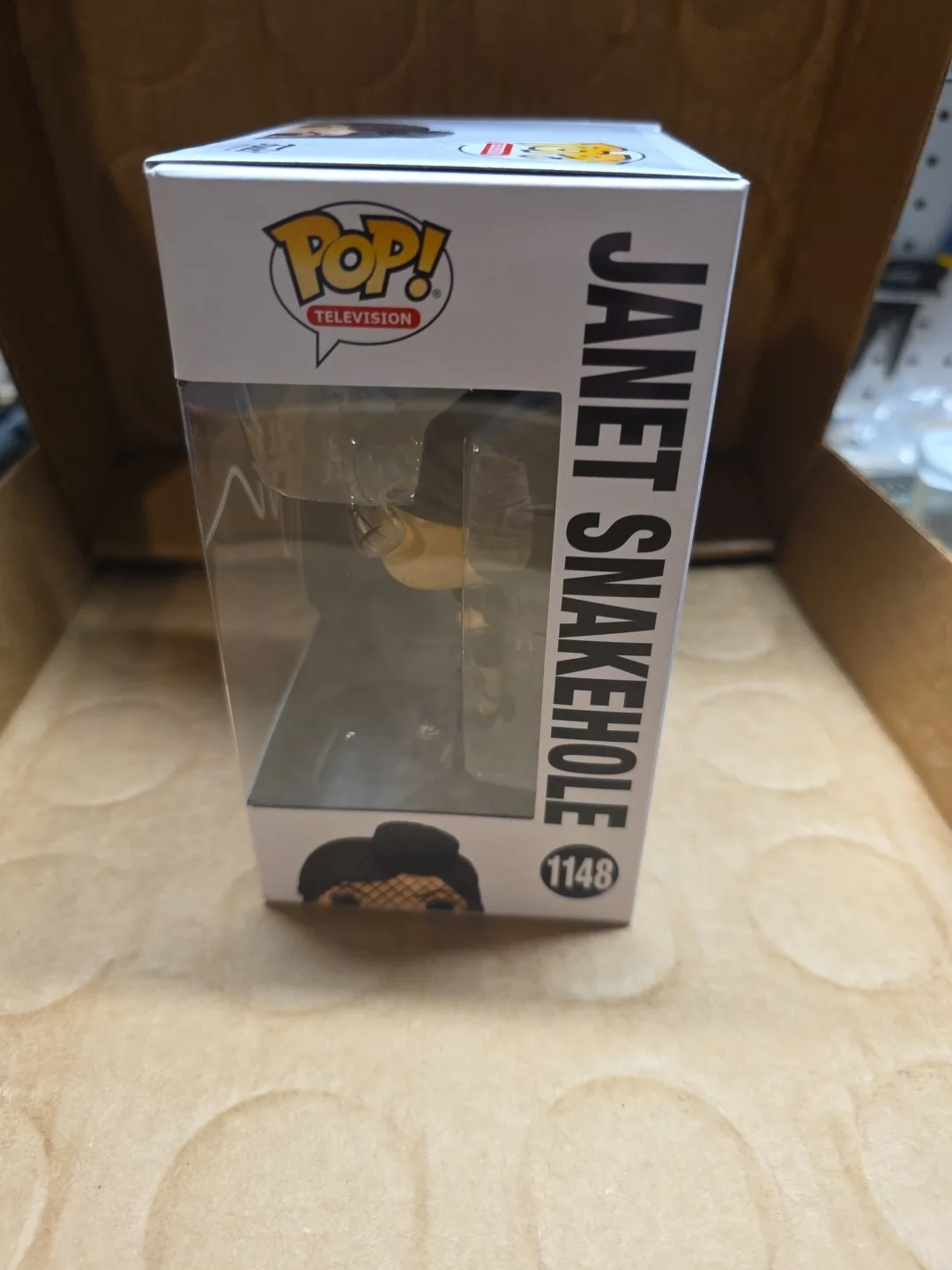 Aubrey Plaza — Aubrey Plaza Hand Signed Janet Snake Hole Funko Pop Parks And Recreation, изображение 5