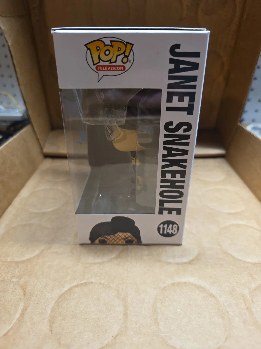 Aubrey Plaza — Aubrey Plaza Hand Signed Janet Snake Hole Funko Pop Parks And Recreation, изображение 4