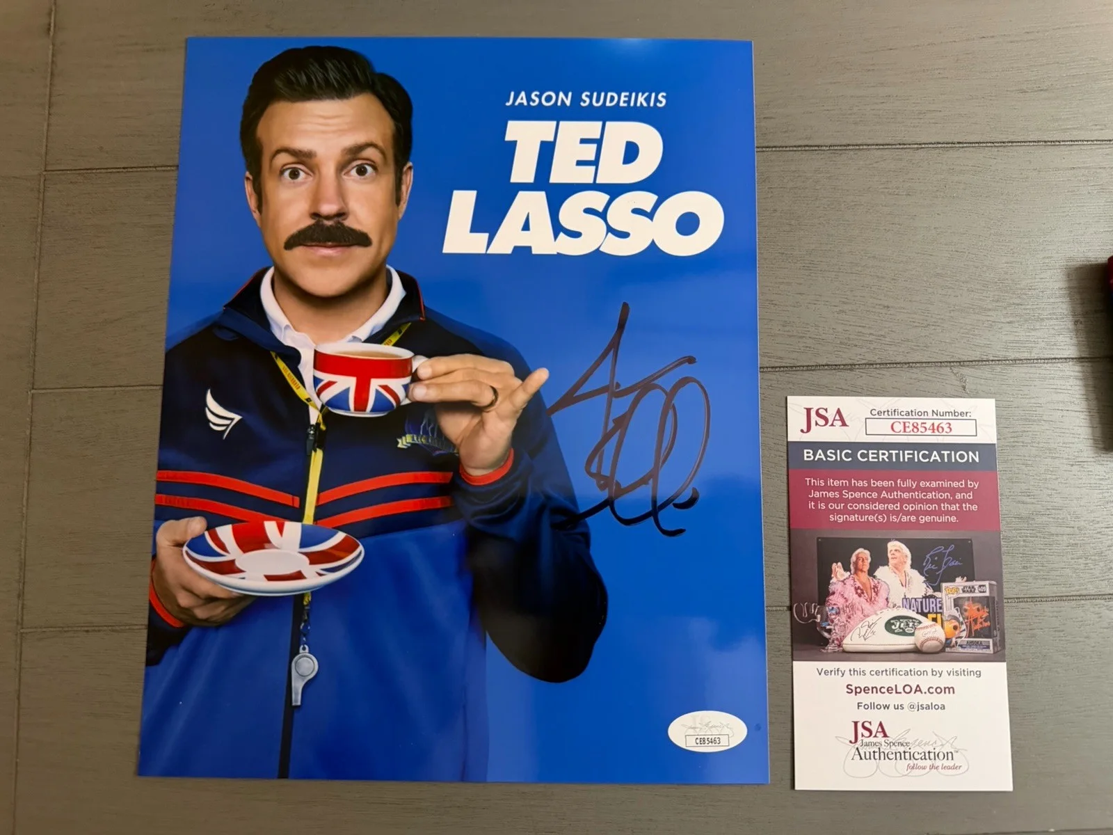 JASON SUDEIKIS — JASON SUDEIKIS SIGNED 8X10 PHOTO TED LASSO AUTOGRAPH JSA COA