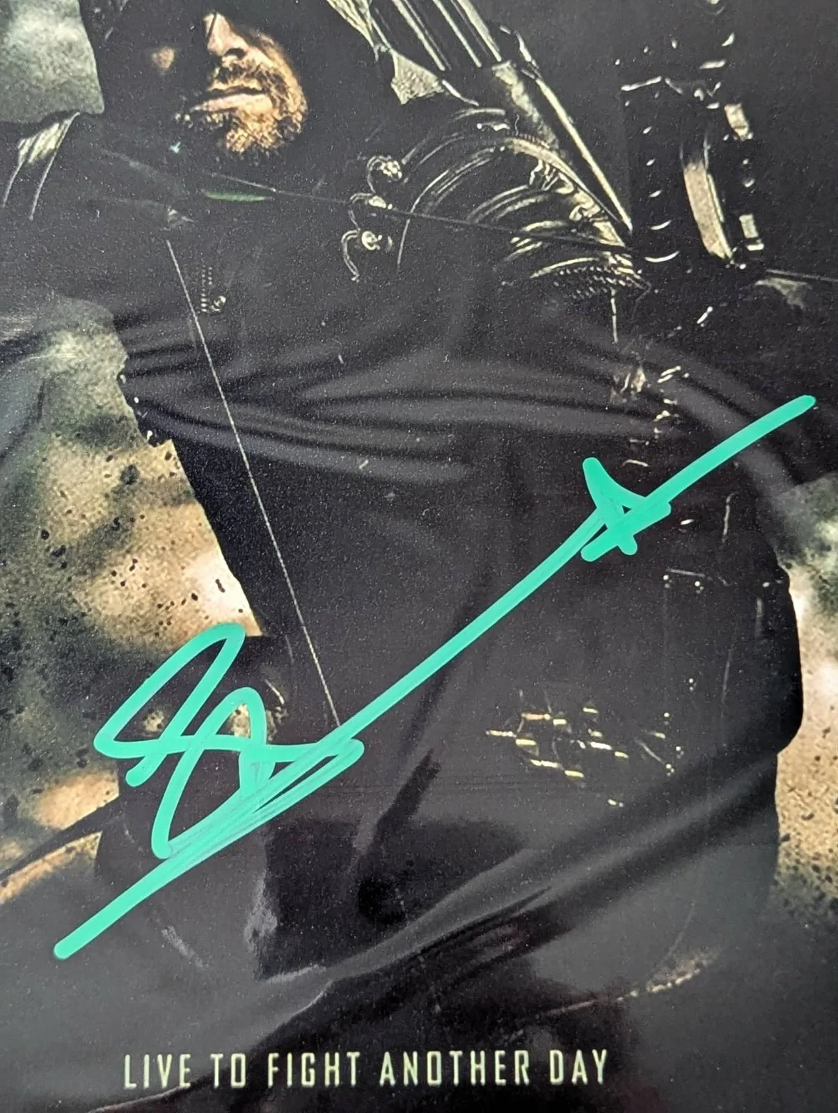 Stephen Amell — Stephen Amell (Green Arrow) Signed Autographed 8x10 photo - AUTO w/COA, изображение 2