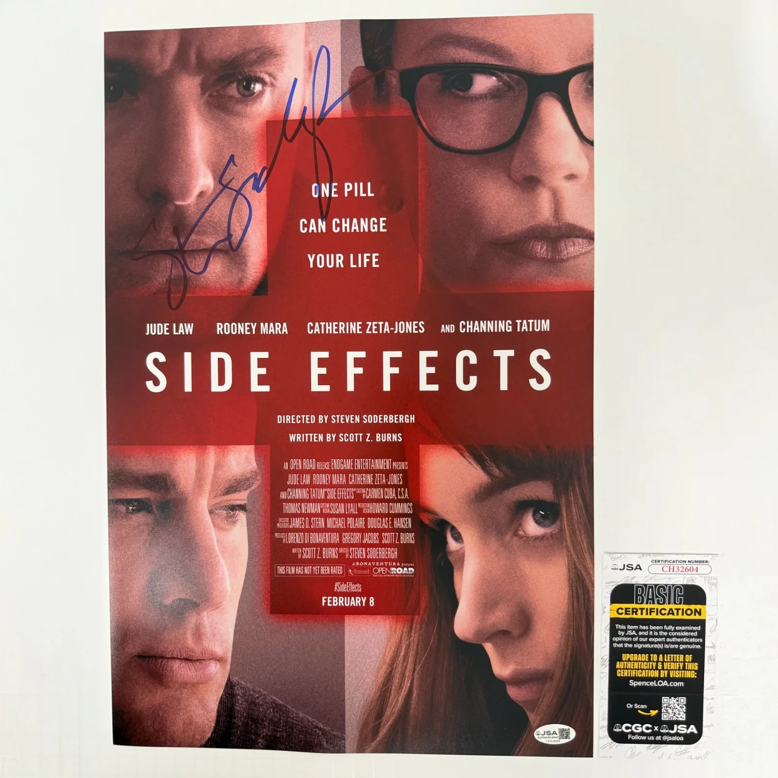 STEVEN SODERBERGH — STEVEN SODERBERGH Authentic Hand-signed "SIDE EFFECTS" 12x18 Photo (JSA COA)