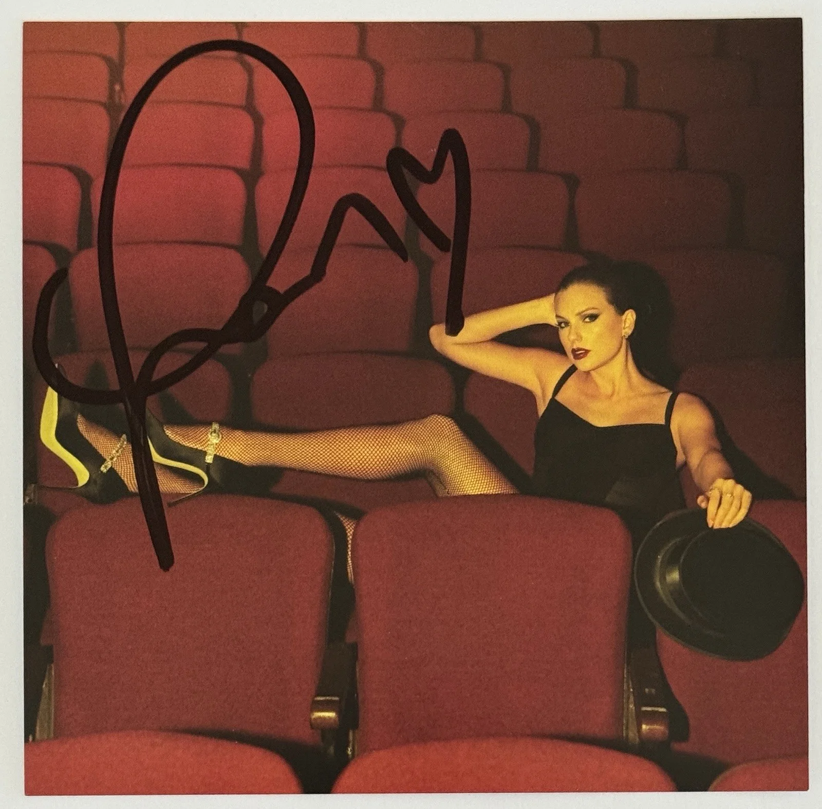 FRAMED SIGNED CUTE HEART TAYLOR SWIFT LIFE OF A SHOWGIRL #4 PHOTO CD PSA DNA COA, изображение 2