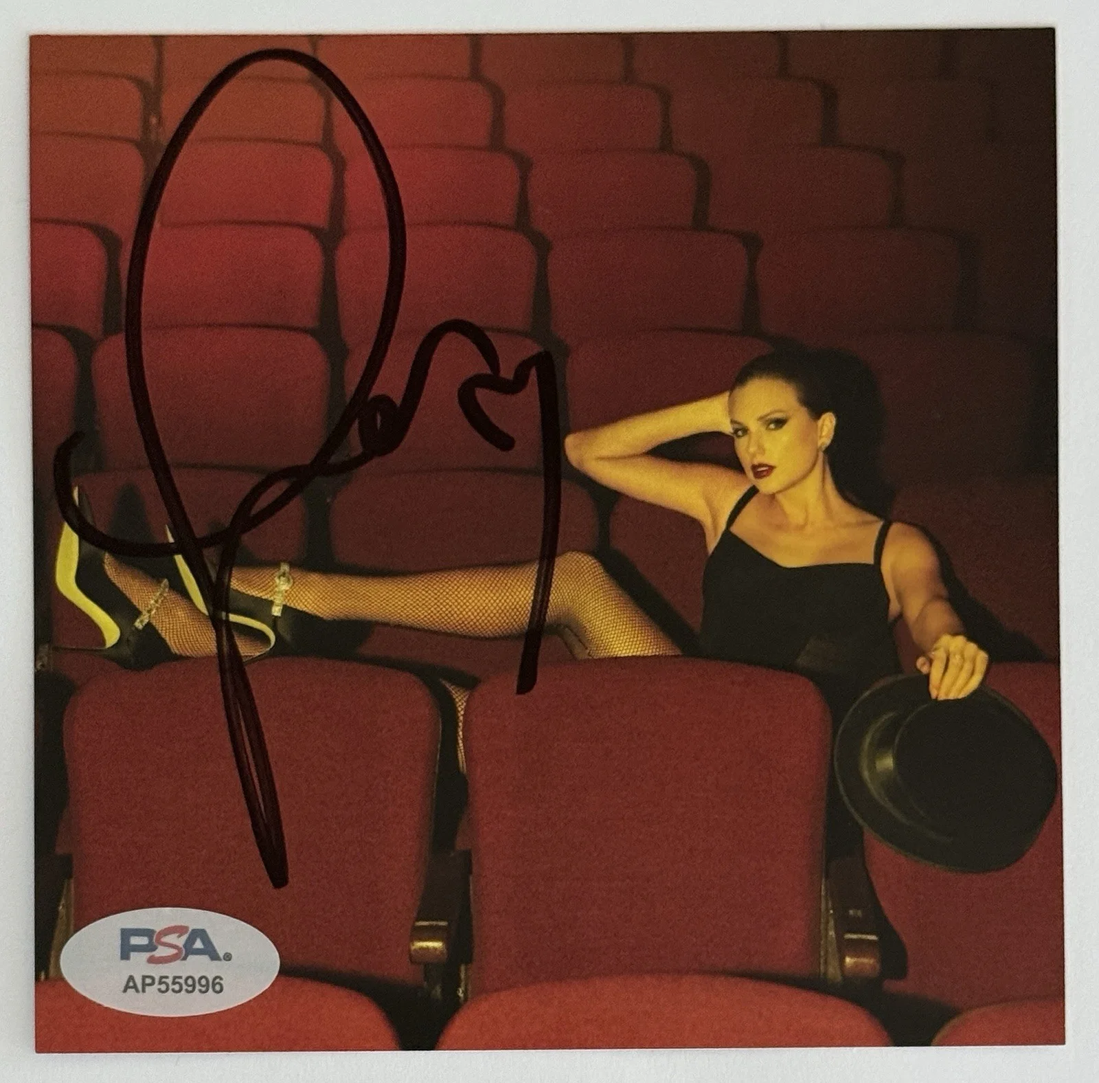 FRAMED SIGNED HEART TAYLOR SWIFT LIFE OF SHOWGIRL #4 LEGS PHOTO & CD PSA DNA COA, изображение 2