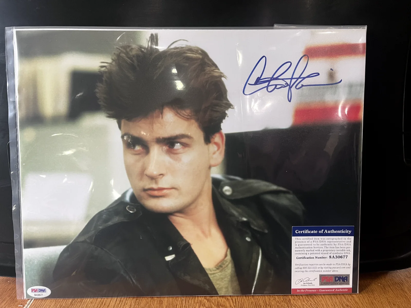 CHARLIE SHEEN AUTOGRAPHED SIGNED 11 x 14 PHOTO PSA / DNA AUTHENTICATED 8A30677, изображение 2