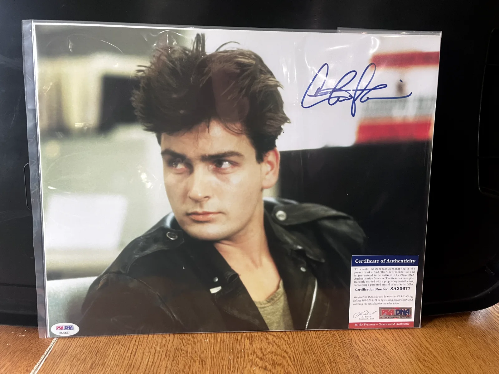 CHARLIE SHEEN AUTOGRAPHED SIGNED 11 x 14 PHOTO PSA / DNA AUTHENTICATED 8A30677, изображение 4