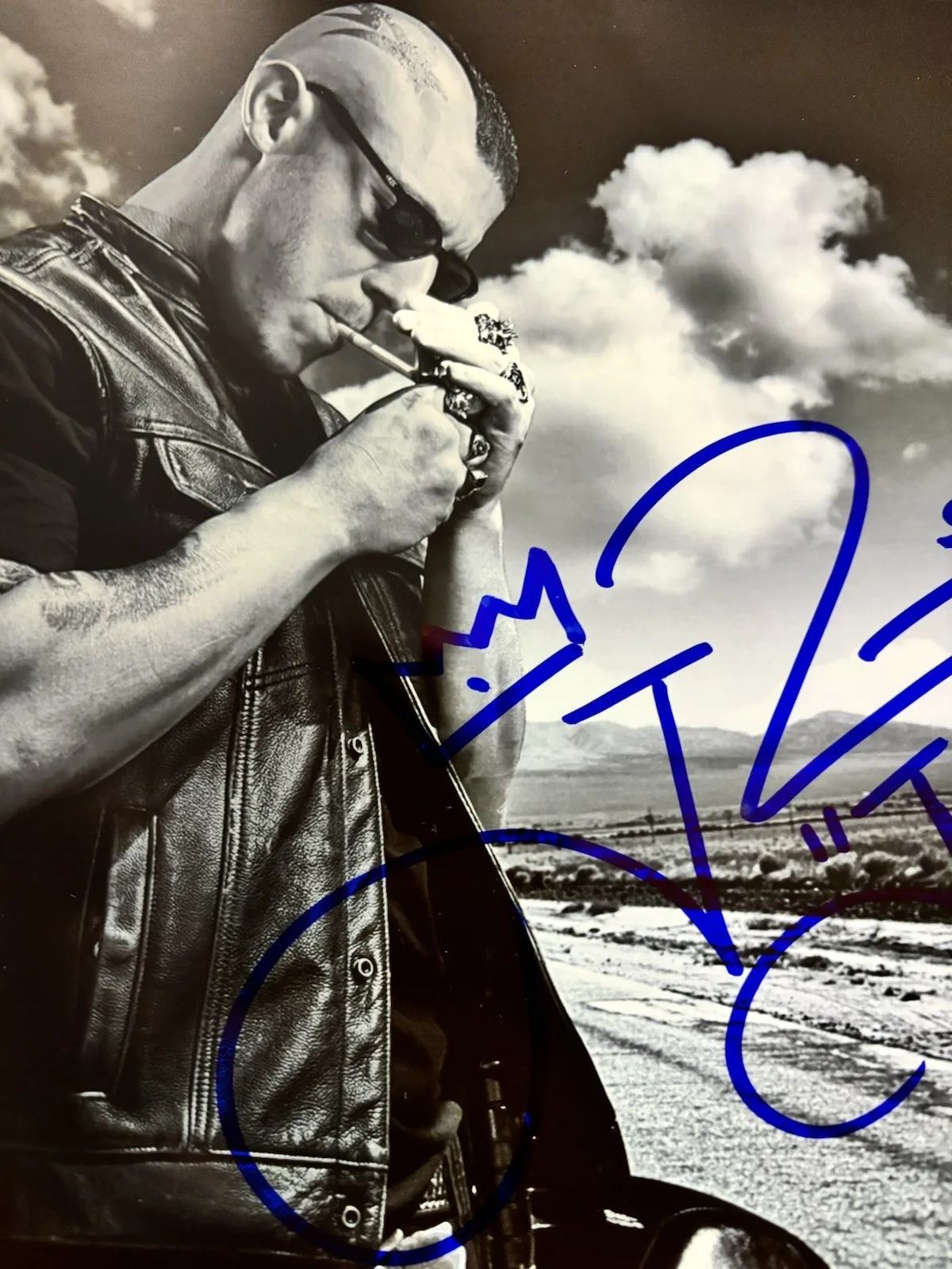 Theo Rossi — Theo Rossi / Sons Of Anarchy Luke Cage Penguin Signed Autograph 8x10 Photo, изображение 2