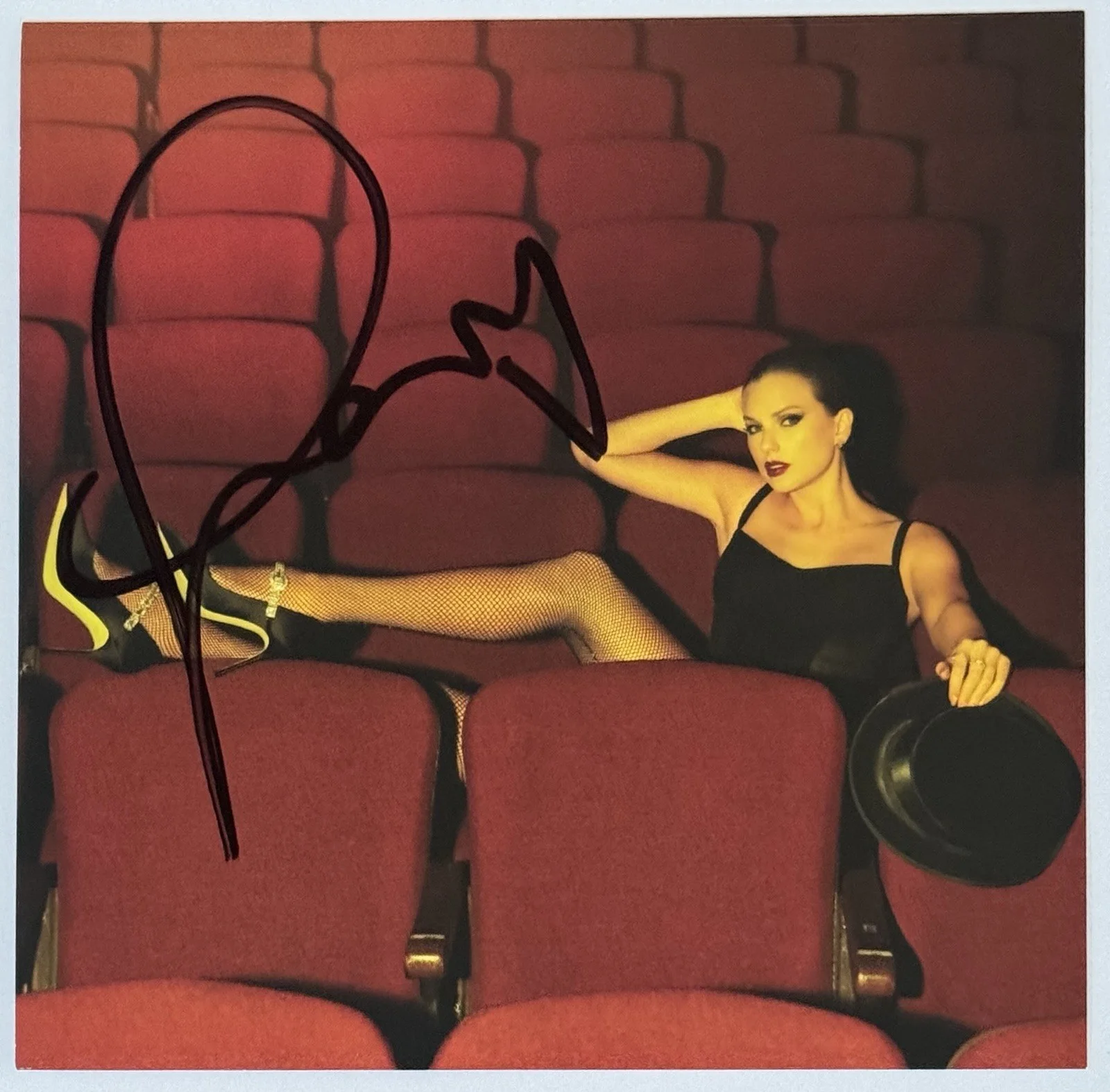 SIGNED W/ HEART TAYLOR SWIFT LIFE OF A SHOWGIRL PICTURE #4 & CD PSA DNA COA AUTO, изображение 2