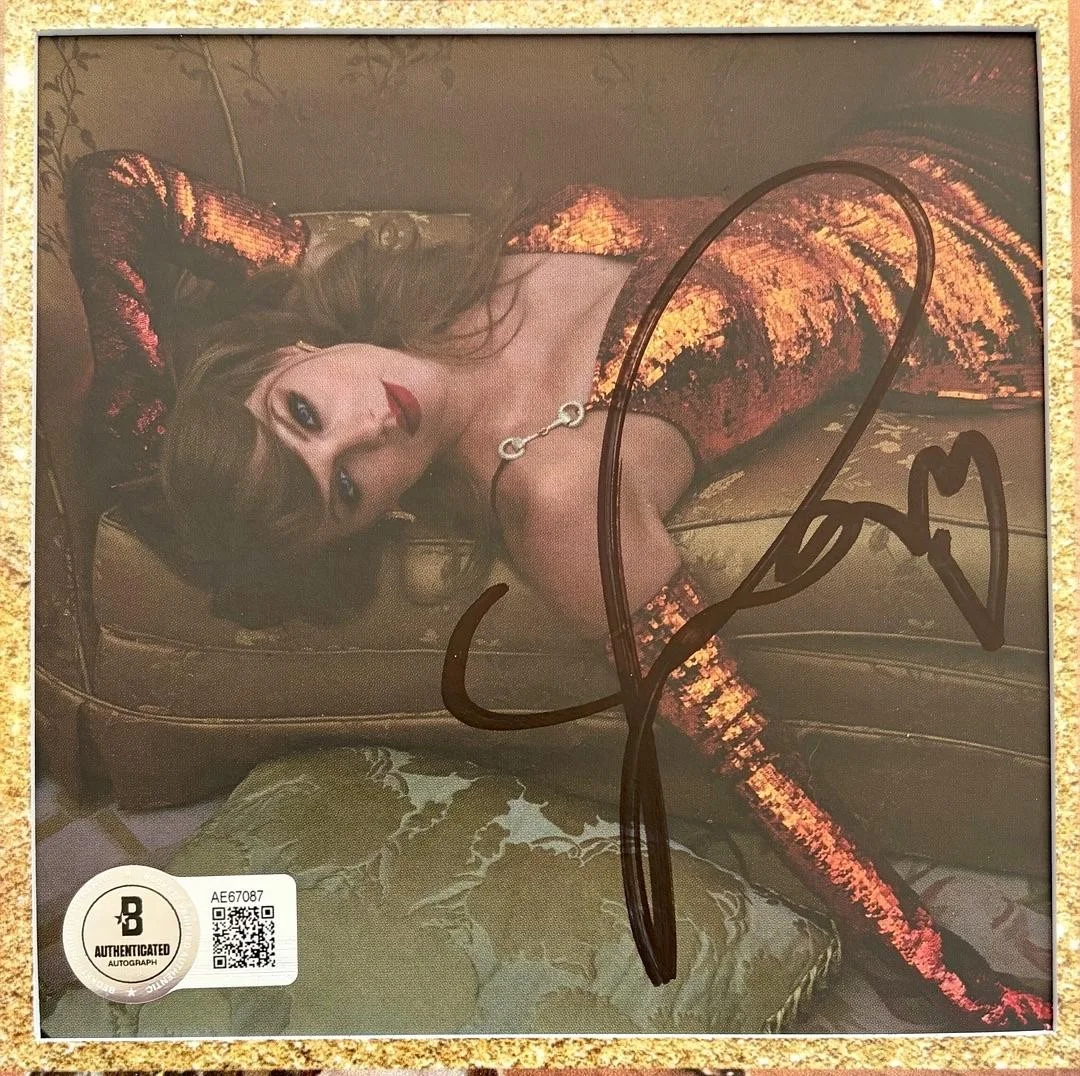 Taylor Swift matted, signed "Life of a Showgirl" CD Insert Photo 2 - Beckett COA, изображение 2