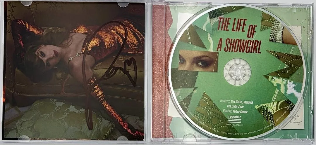 Taylor Swift matted, signed "Life of a Showgirl" CD Insert Photo 2 - Beckett COA, изображение 4