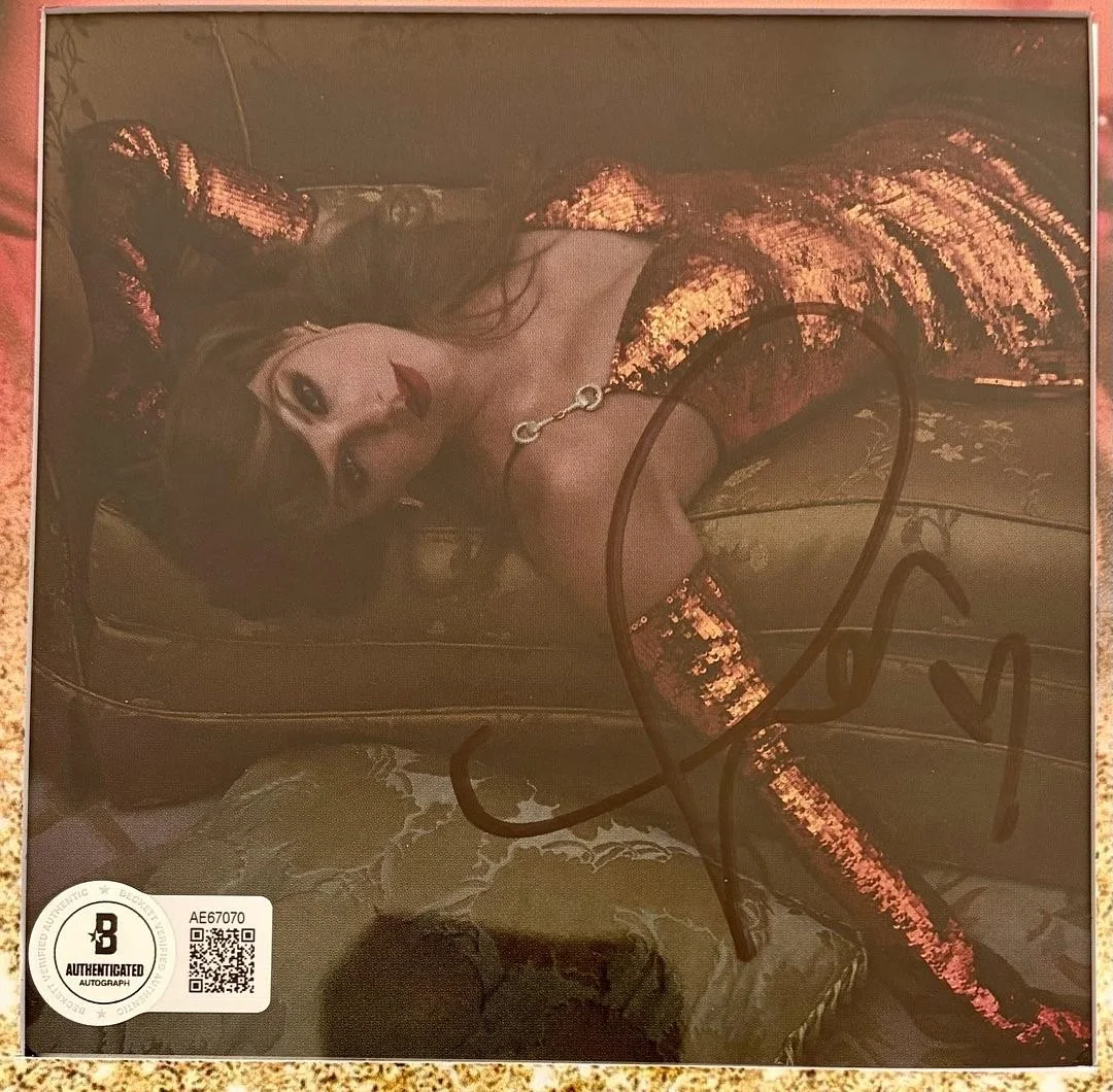 Taylor Swift matted, signed "Life of a Showgirl" CD Insert Photo 2 - Beckett COA, изображение 2