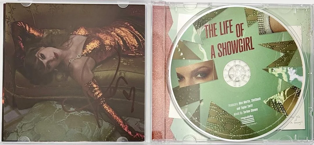 Taylor Swift matted, signed "Life of a Showgirl" CD Insert Photo 2 - Beckett COA, изображение 5