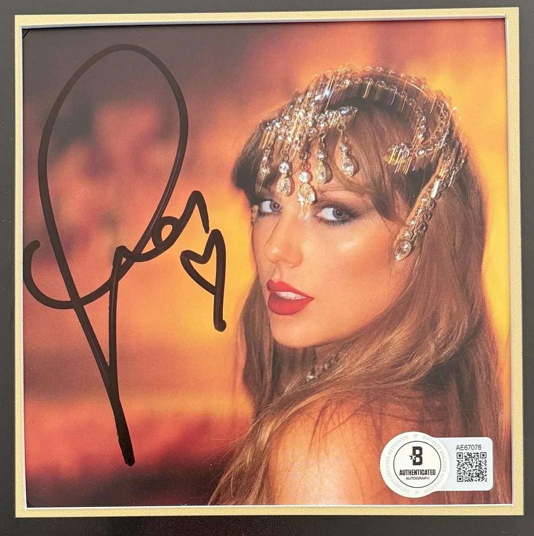 Taylor Swift matted, signed "Life of a Showgirl" CD Insert Photo 3 - Beckett COA, изображение 2