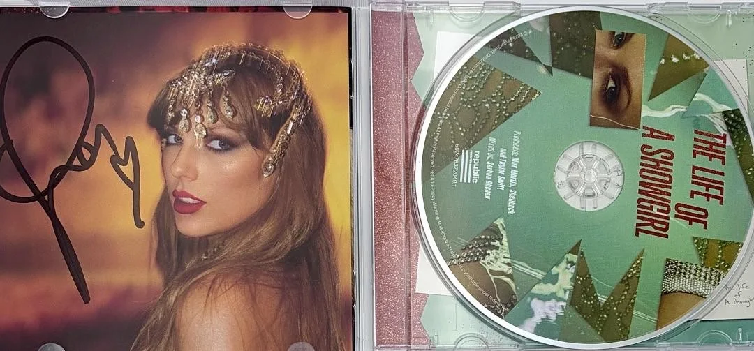 Taylor Swift matted, signed "Life of a Showgirl" CD Insert Photo 3 - Beckett COA, изображение 4
