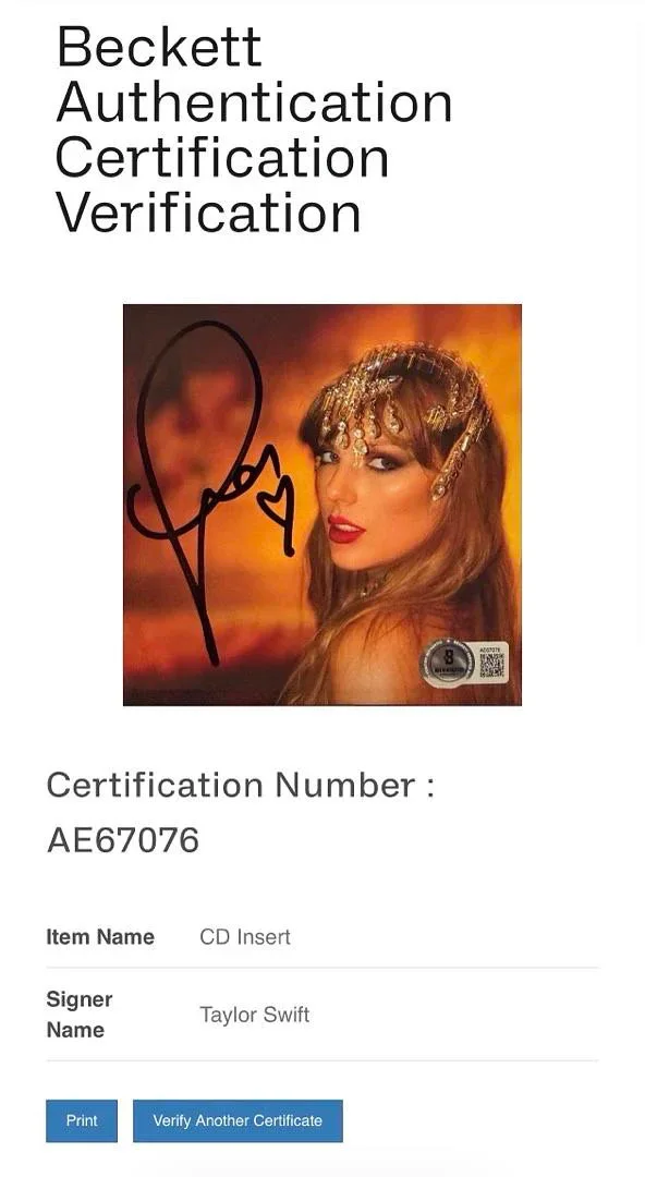 Taylor Swift matted, signed "Life of a Showgirl" CD Insert Photo 3 - Beckett COA, изображение 5