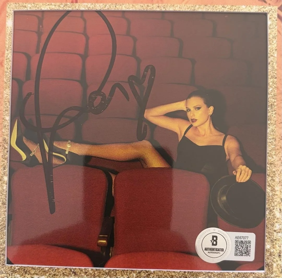 Taylor Swift matted, signed "Life of a Showgirl" CD Insert Photo 4 - Beckett COA, изображение 2