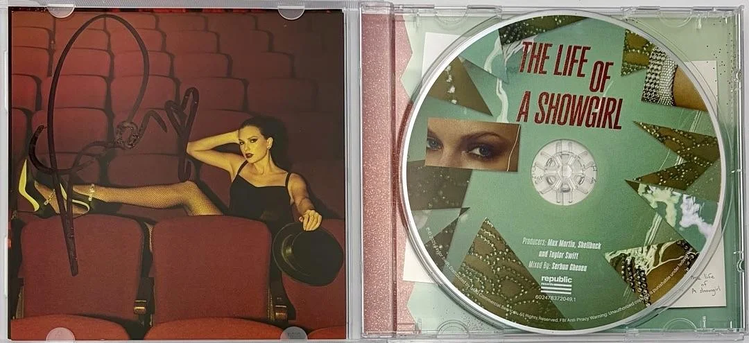 Taylor Swift matted, signed "Life of a Showgirl" CD Insert Photo 4 - Beckett COA, изображение 4