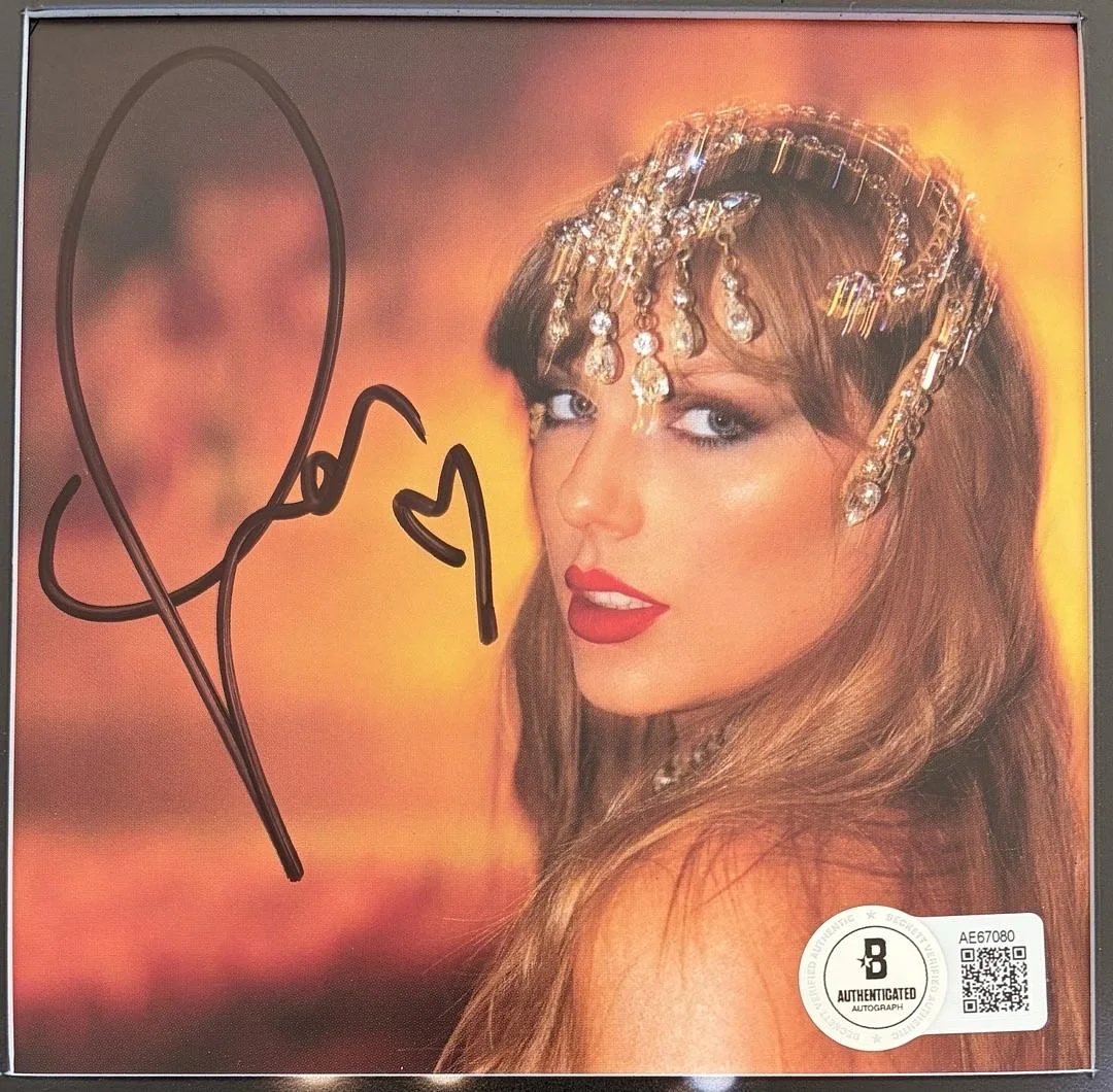 Taylor Swift matted, signed "Life of a Showgirl" CD Insert Photo 1 - Beckett COA, изображение 2