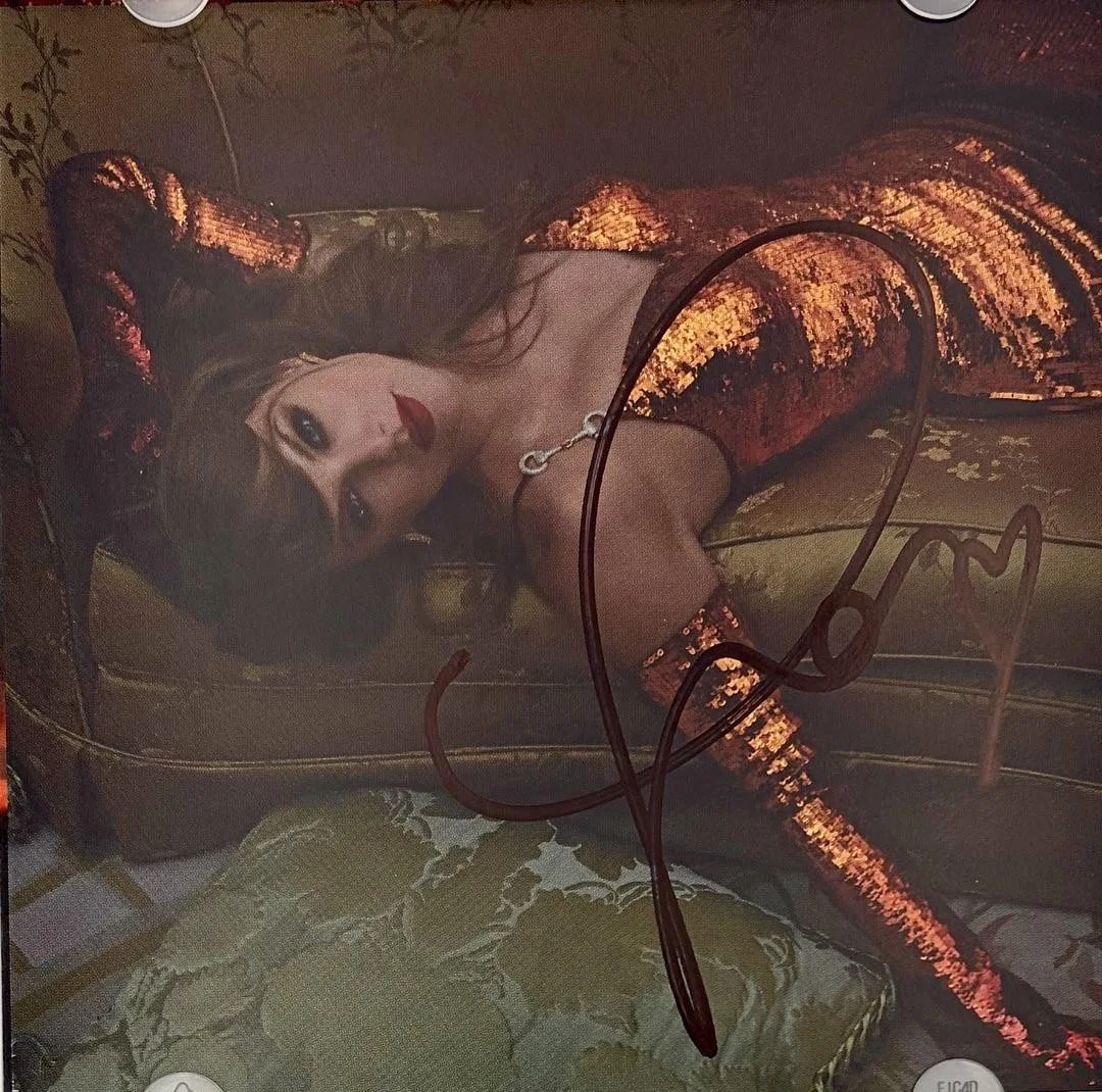 Taylor Swift matted, signed "Life of a Showgirl" CD Insert Photo 2 - Beckett COA, изображение 2