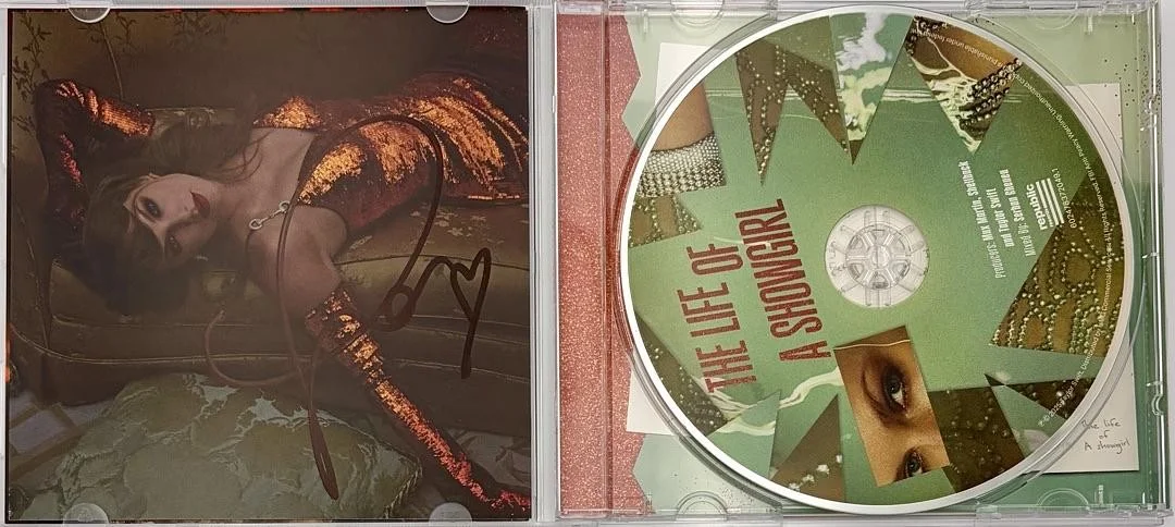 Taylor Swift matted, signed "Life of a Showgirl" CD Insert Photo 2 - Beckett COA, изображение 4
