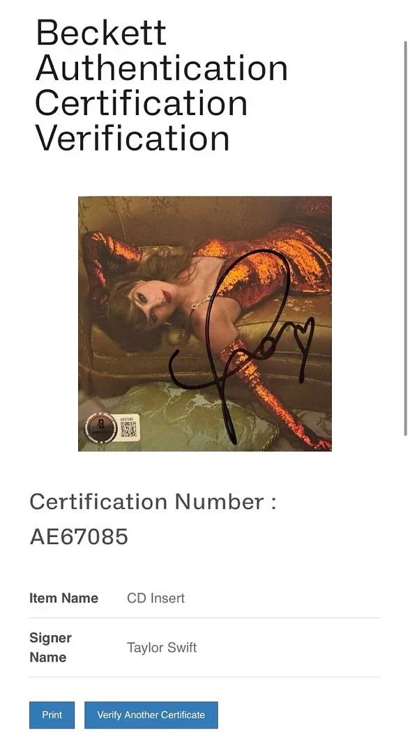 Taylor Swift matted, signed "Life of a Showgirl" CD Insert Photo 2 - Beckett COA, изображение 5