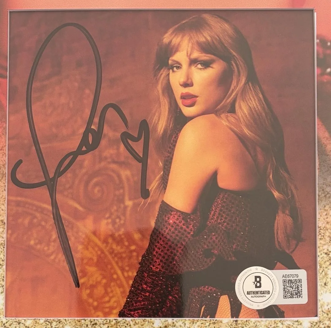 Taylor Swift matted, signed "Life of a Showgirl" CD Insert Photo 3 - Beckett COA, изображение 2