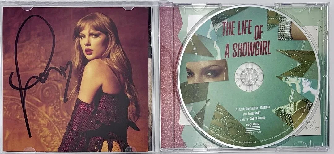 Taylor Swift matted, signed "Life of a Showgirl" CD Insert Photo 3 - Beckett COA, изображение 5