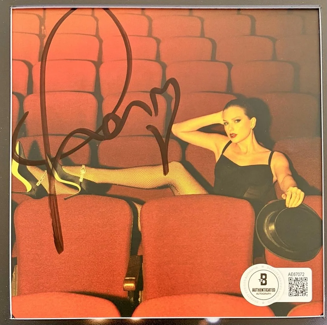 Taylor Swift matted, signed "Life of a Showgirl" CD Insert Photo 1 - Beckett COA, изображение 2