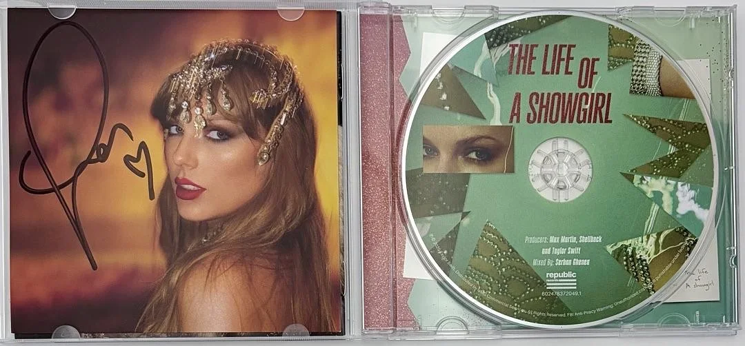 Taylor Swift matted, signed "Life of a Showgirl" CD Insert Photo 1 - Beckett COA, изображение 5