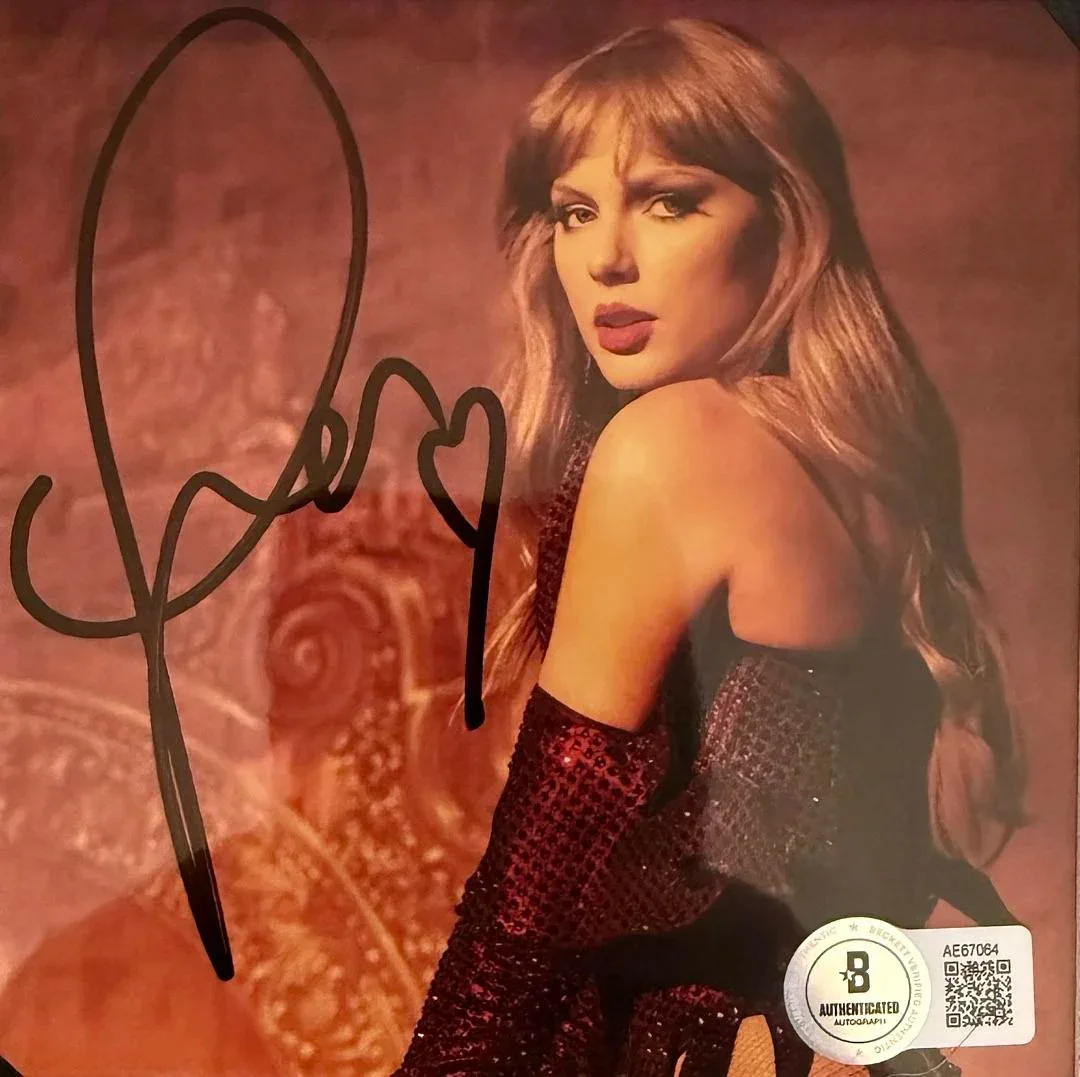 Taylor Swift matted, signed "Life of a Showgirl" CD Insert Photo 3 - Beckett COA, изображение 2