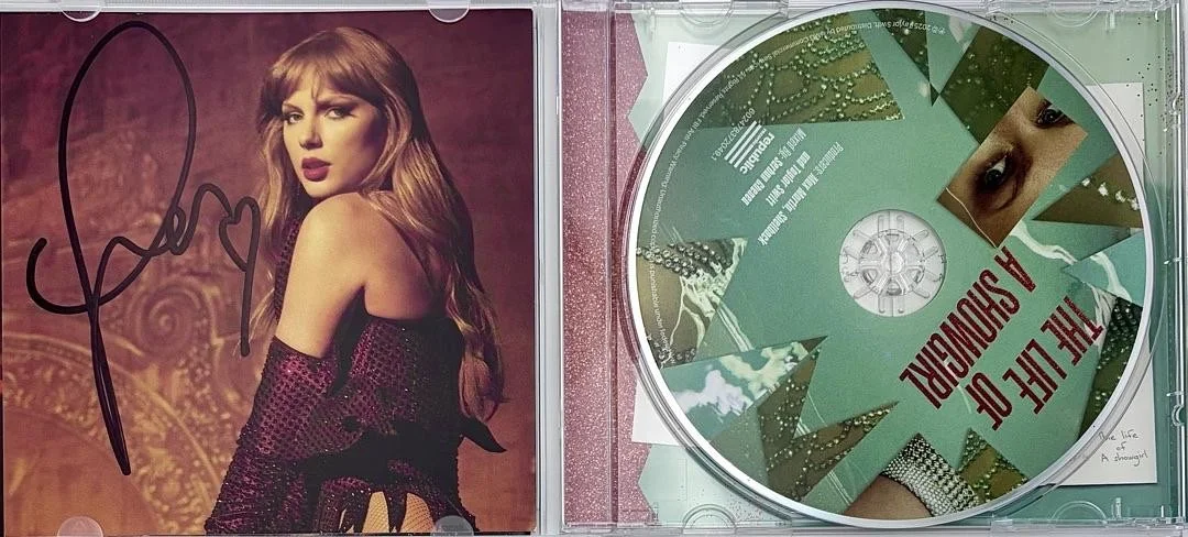 Taylor Swift matted, signed "Life of a Showgirl" CD Insert Photo 3 - Beckett COA, изображение 4