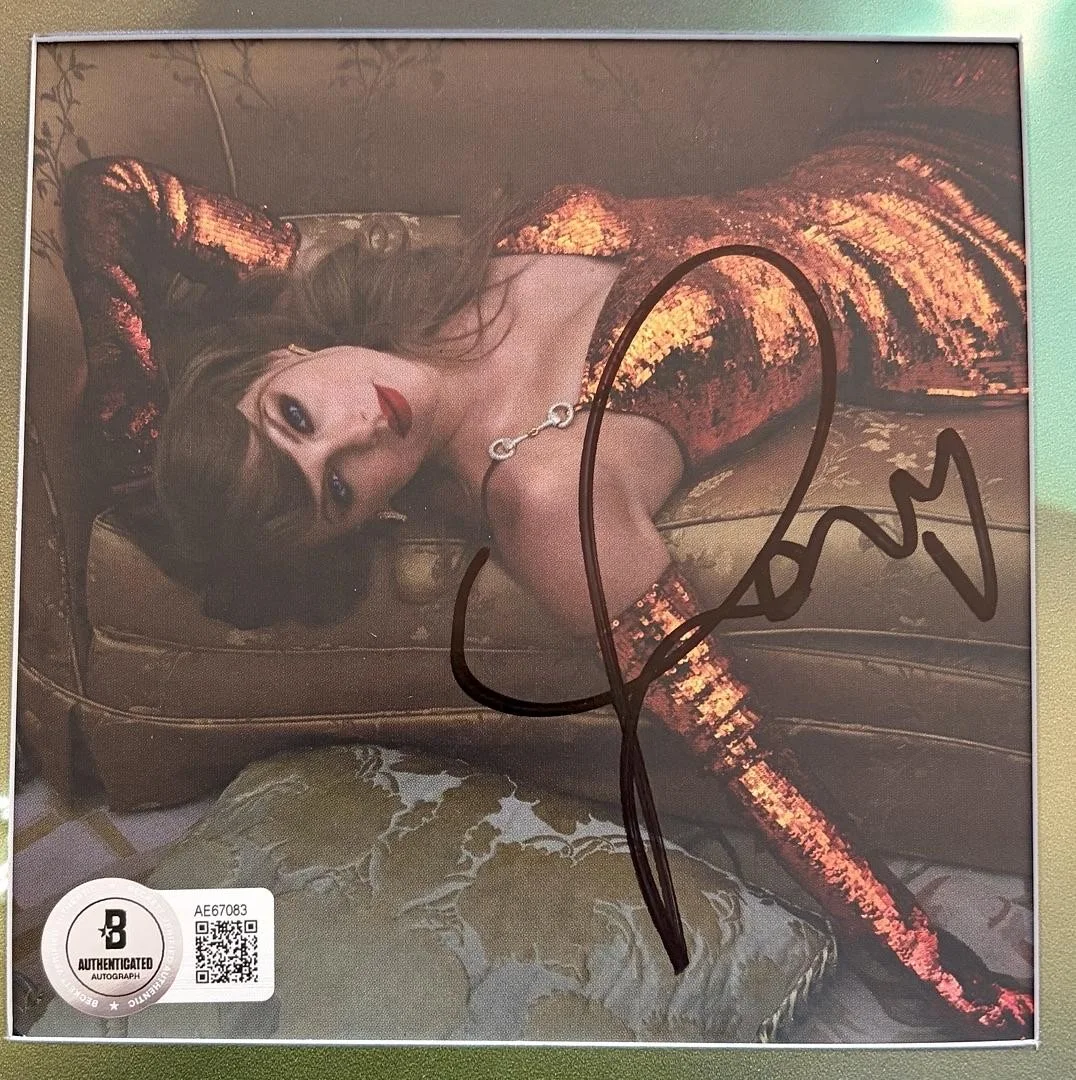 Taylor Swift matted, signed "Life of a Showgirl" CD Insert Photo 2 - Beckett COA, изображение 2