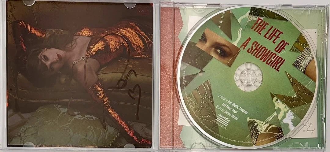 Taylor Swift matted, signed "Life of a Showgirl" CD Insert Photo 2 - Beckett COA, изображение 4