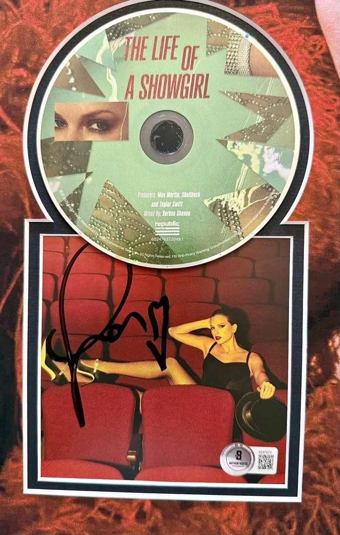 Taylor Swift matted, signed "Life of a Showgirl" CD Insert Photo 4 - Beckett COA, изображение 2