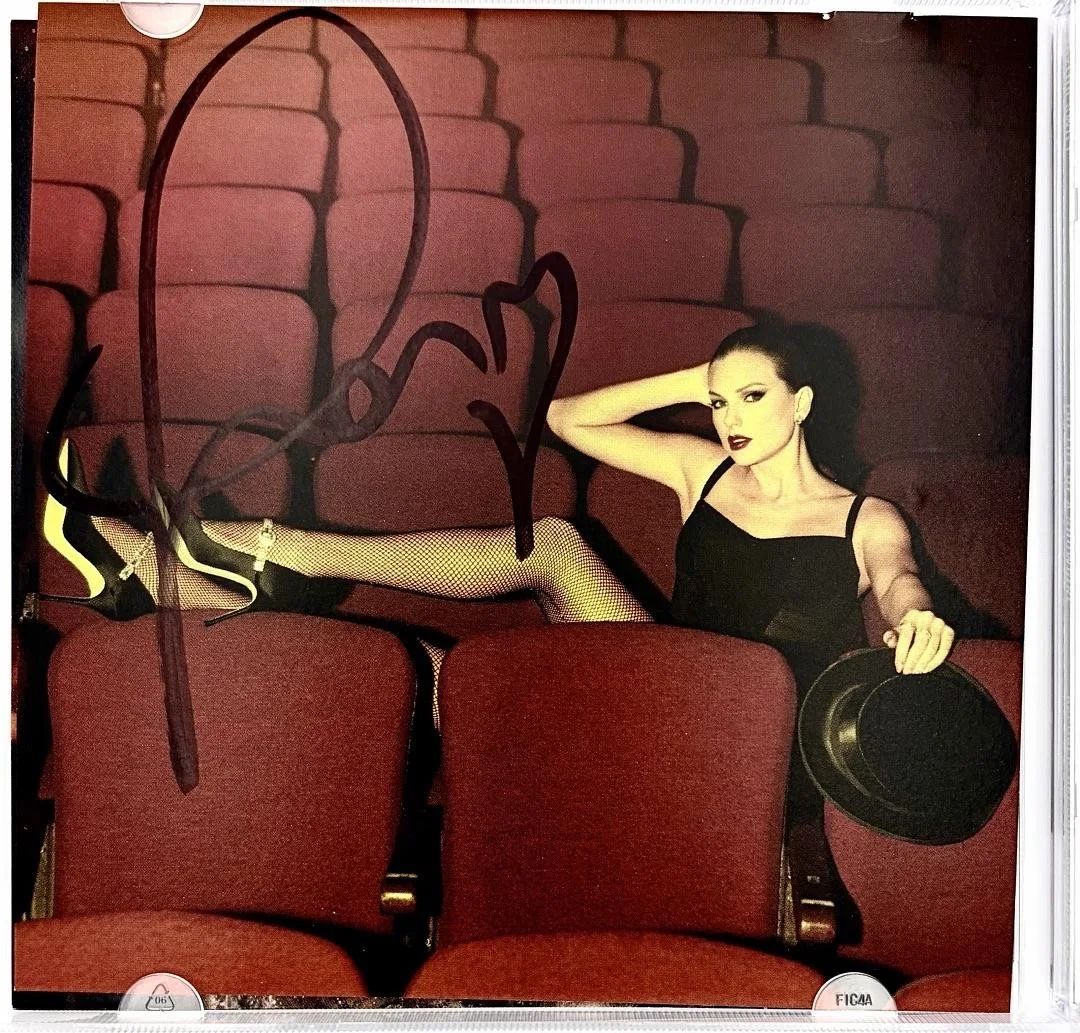 Taylor Swift matted, signed "Life of a Showgirl" CD Insert Photo 4 - Beckett COA, изображение 3