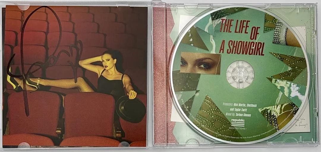 Taylor Swift matted, signed "Life of a Showgirl" CD Insert Photo 4 - Beckett COA, изображение 5