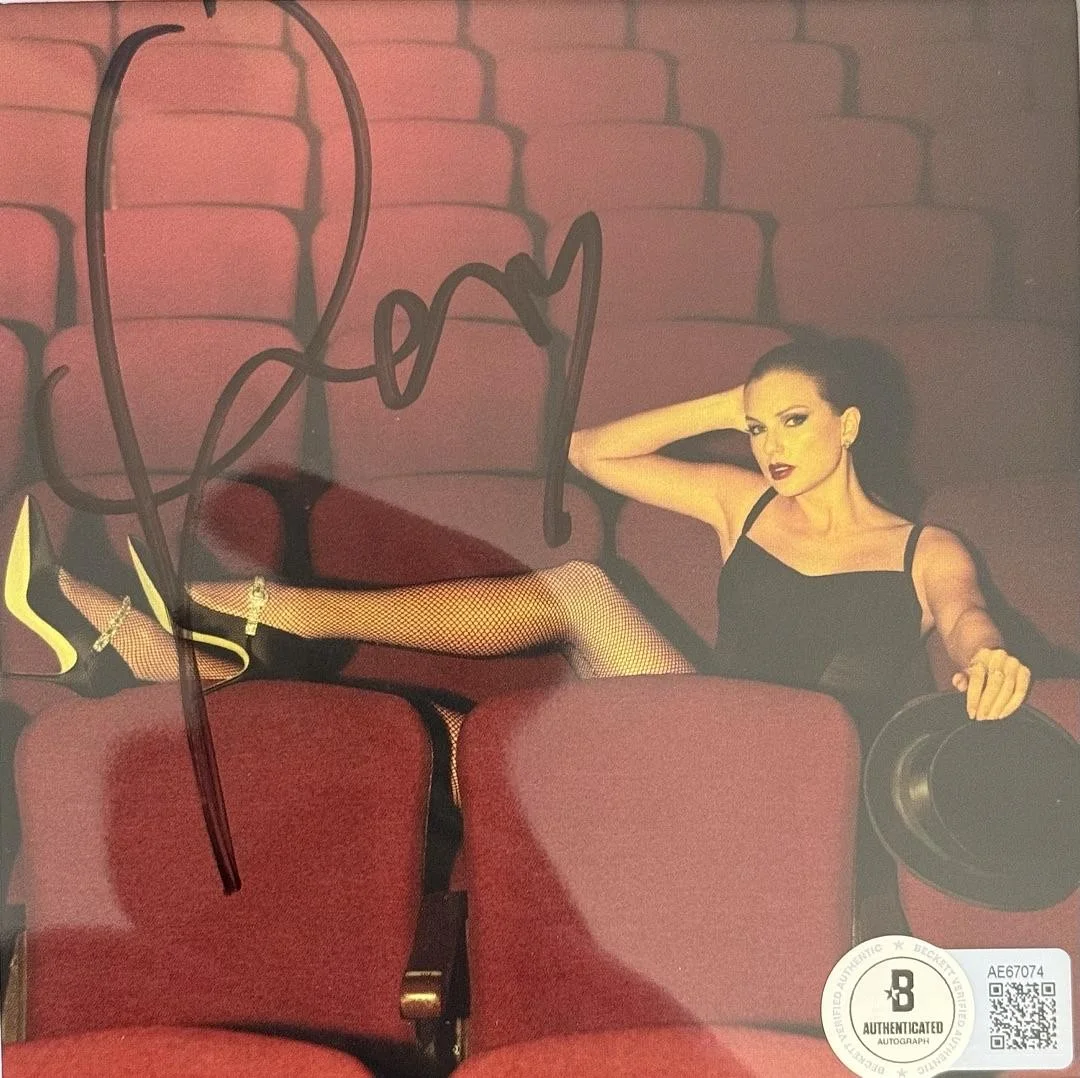 Taylor Swift matted, signed "Life of a Showgirl" CD Insert Photo 4 - Beckett COA, изображение 2