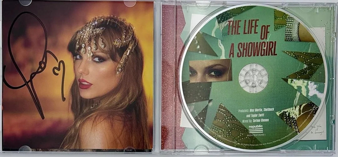 Taylor Swift matted, signed "Life of a Showgirl" CD Insert Photo 1 - Beckett COA, изображение 2
