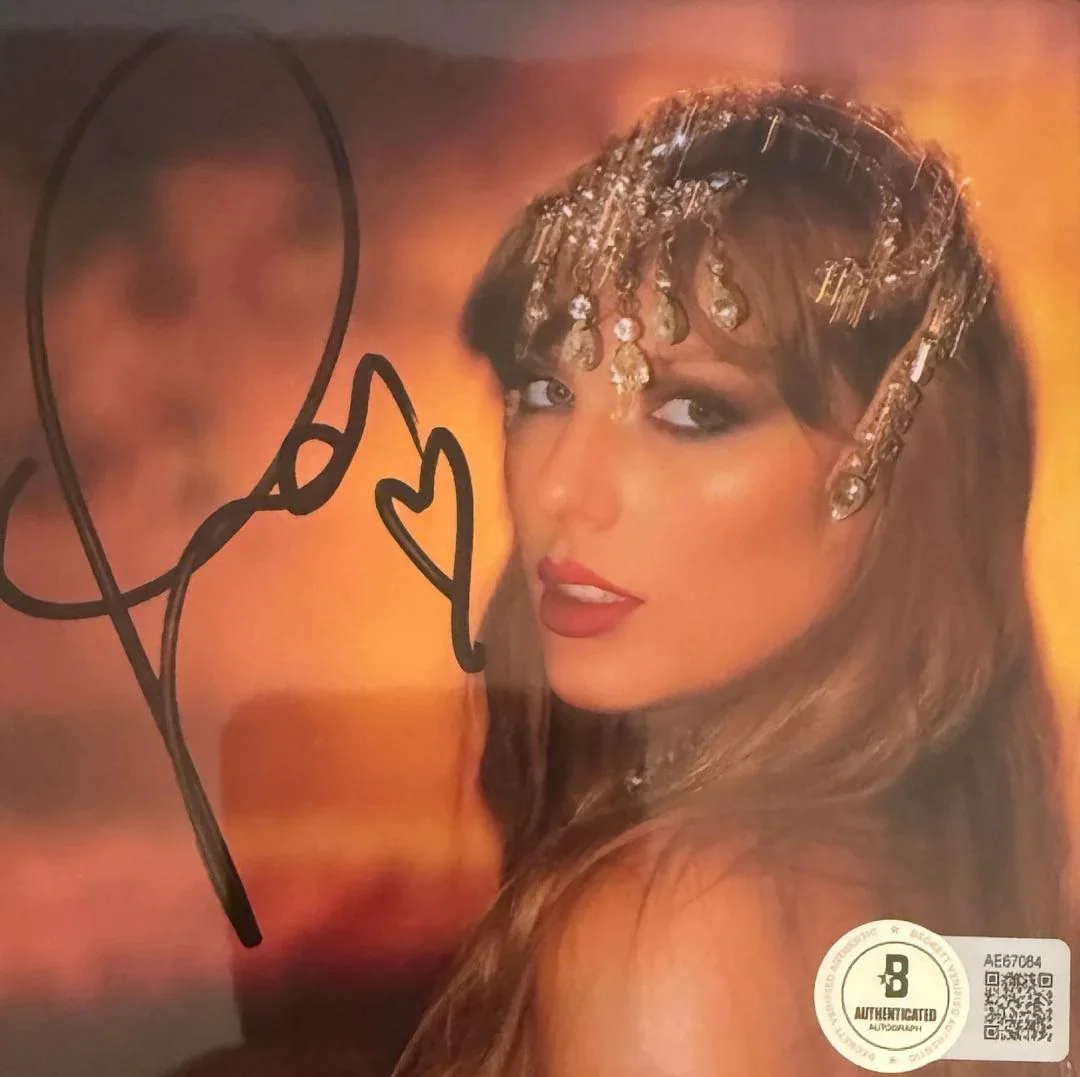 Taylor Swift matted, signed "Life of a Showgirl" CD Insert Photo 1 - Beckett COA, изображение 2
