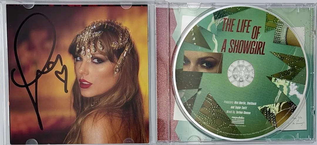 Taylor Swift matted, signed "Life of a Showgirl" CD Insert Photo 1 - Beckett COA, изображение 4