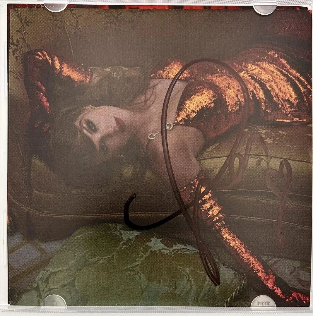 Taylor Swift matted, signed "Life of a Showgirl" CD Insert Photo 2 - Beckett COA, изображение 2