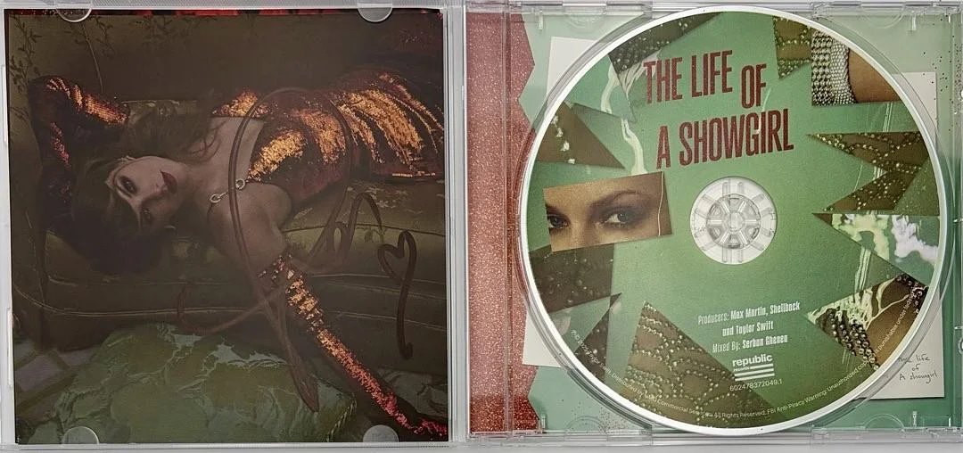 Taylor Swift matted, signed "Life of a Showgirl" CD Insert Photo 2 - Beckett COA, изображение 3